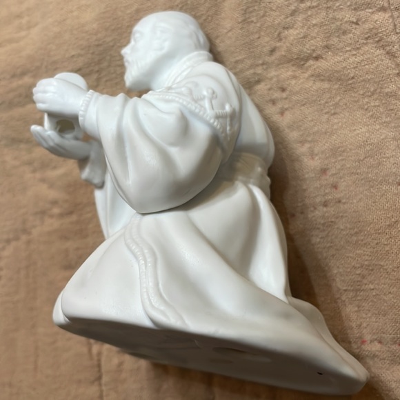 Avon Nativity Collectibles The Magi  Porcelain Figurine. Excellent Condition. - Picture 7 of 13